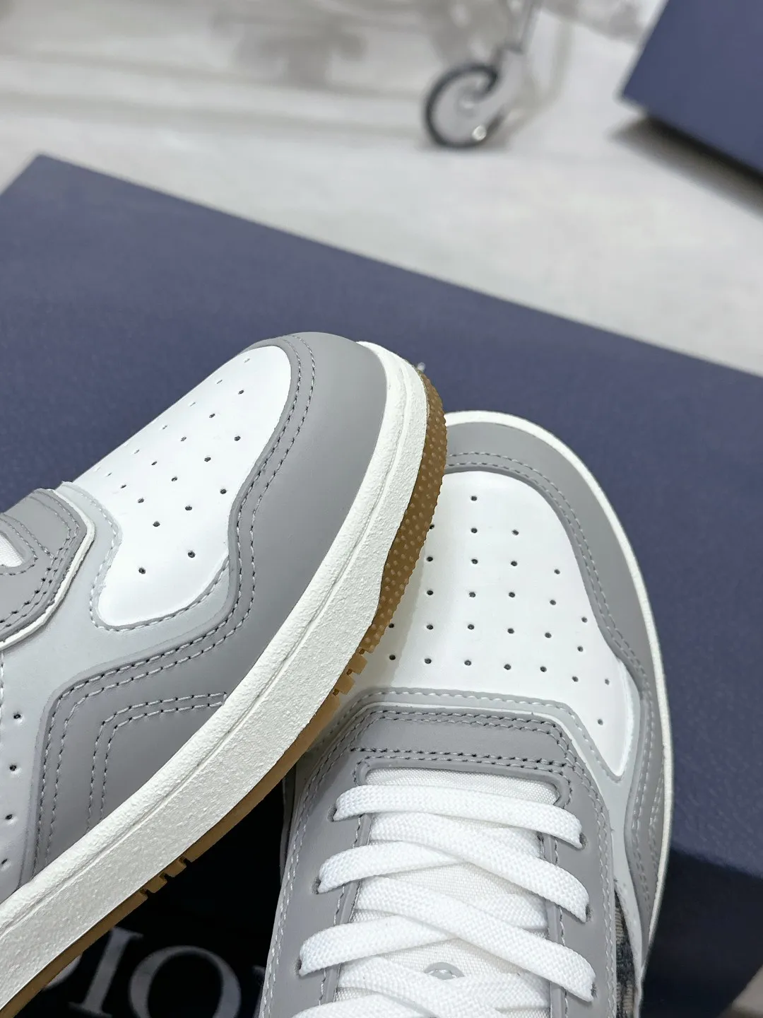👟👟Ex-factory price 480👟👟 Women's Shoes Factory Dior Dior B27 Series Couple's Style Presbyopia Stone Pattern Casual Sports Shoes Sneakers Original Purchase Development Production This B27 low-top sports shoe is a new product in the series, continuing Dior's classic style. Crafted from white and gray smooth calfskin, it features white Oblique Galaxy printed leather panels on the sides. The "CD Icon" shaped shoelace eyelets are clever and delicate, and the two-color rubber sole, rear collar and heel are all equipped with the brand's iconic details to enhance the style. Fashionable and versatile, it can complement any look. Exquisitely packaged at the delivery counter🛍📦 ▪️Fabrics: Original customized calfskin + Oblique floral fabric ▪️Inner lining: Customized breathable lining ▪️Outsole: Original molded T👟👟Ex-factory price U combination outsole ▪️Sole thickness: 3CM ▪️Size: Women's code 35-41 / Men's code 38-45